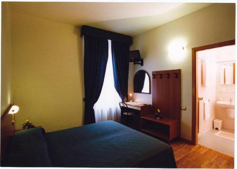 Hotel 2000 Fabriano Phòng bức ảnh