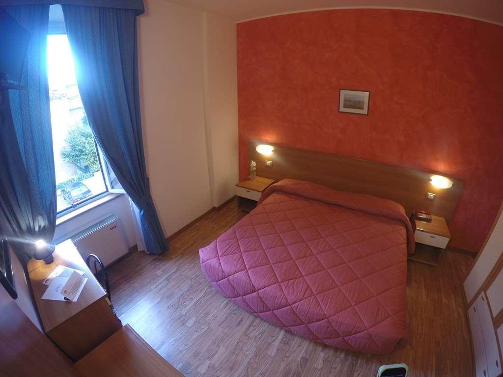 Hotel 2000 Fabriano Phòng bức ảnh