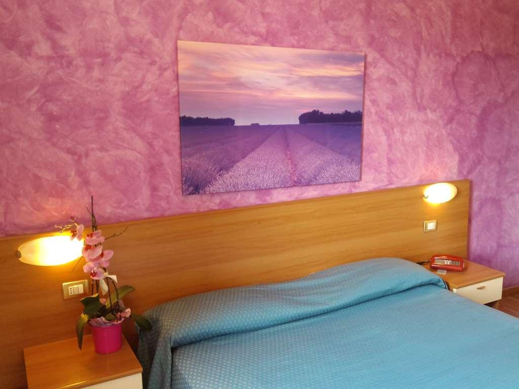 Hotel 2000 Fabriano Phòng bức ảnh